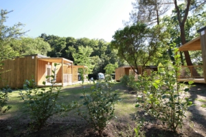 Nantes Camping - Hébergement - Chalet petit écolier - Quartier extérieur