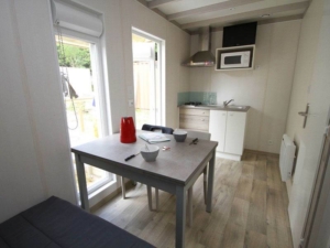 Nantes Camping - Hébergement - Chalet Petit Écolier - Salon et cuisine