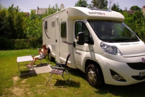 Nantes camping - Emplacement camping car en herbe