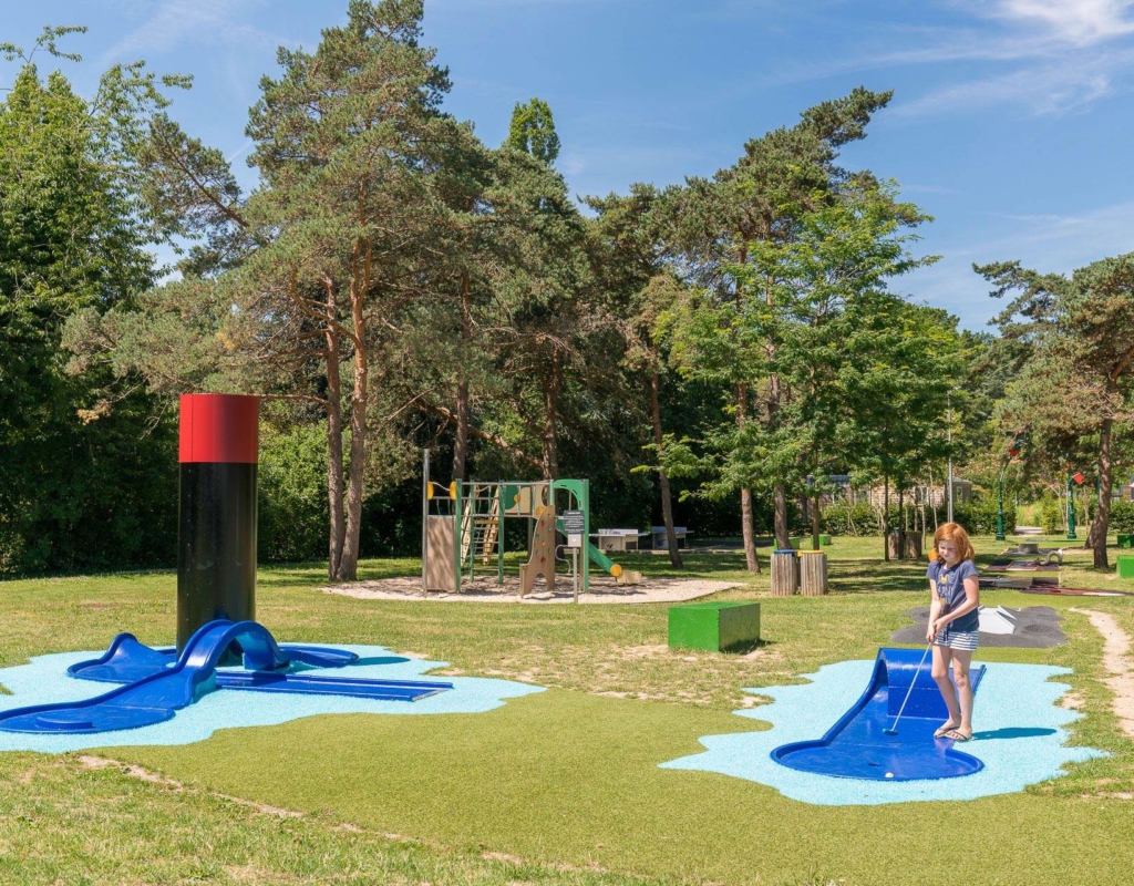 Minigolf Nantes 15 Hole Golf At The Petit Port Nantes Camping