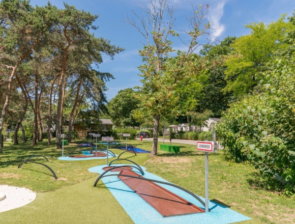 Minigolf Nantes | 15-hole golf at the Petit Port | Nantes Camping